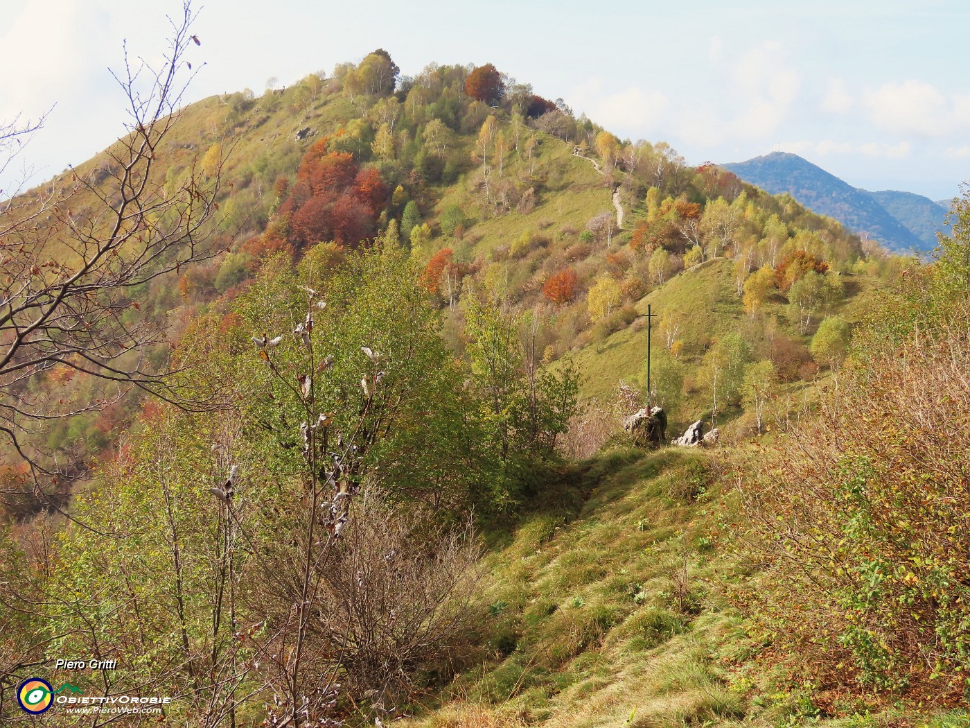 52 Smaglianti i caldi colori autunnali della cima del Costone.JPG